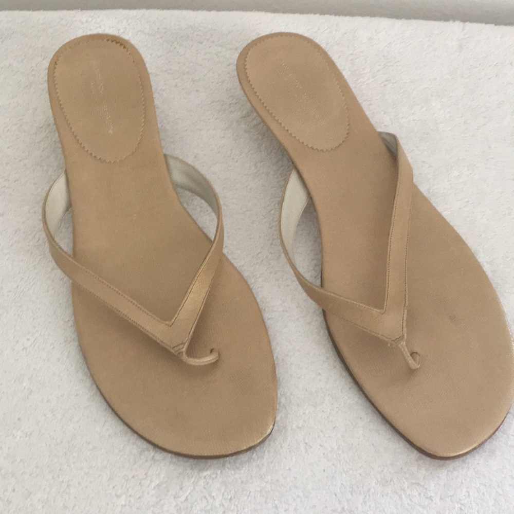 Adrienne vittadini gold muted sandal